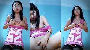 【东南亚】年轻学妹也想当网红女主播了 叫声淫荡劲儿够了 只是这逼有些发黑呀~。}